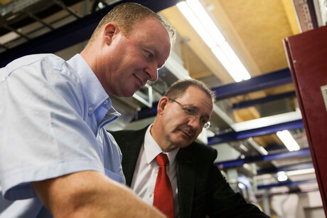 Συνομιλία του μηχανικού κυρίου Hages της Kaeser και του υπαλλήλου κυρίου Baumgarten της ZF Friedrichhafen