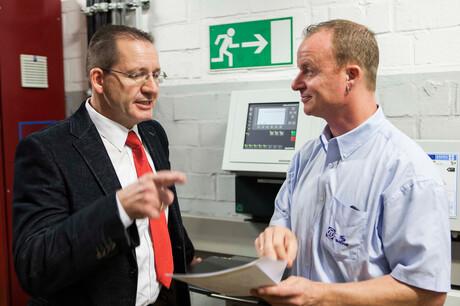 Ο μηχανικός κύριος Hages της Kaeser Kompressoren και ο υπάλληλος κύριος Baumgarten της ZF Friedrichshafen συζητούν για τα σχέδια του σταθμού πεπιεσμένου αέρα