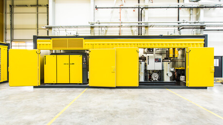 Ανοιχτό κοντέινερ πεπιεσμένου αέρα όπου φαίνονται οι κοχλιοφόροι αεροσυμπιεστές της Kaeser Kompressoren.