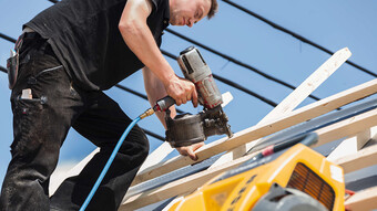 Όταν πρόκειται για κάρφωμα με πεπιεσμένο αέρα ο αεροσυμπιεστής i.Comp 3 της KAESER παρέχει πάντοτε με ακρίβεια την απαιτούμενη ποσότητα πεπιεσμένου αέρα.